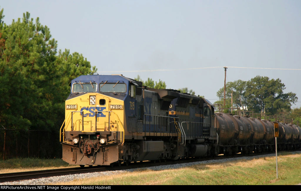 CSX 7915 leads a train towards the yard